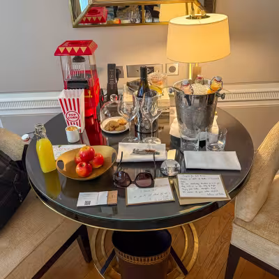 Amenity Rosewood Hotel De Crillon popcorn and champagne