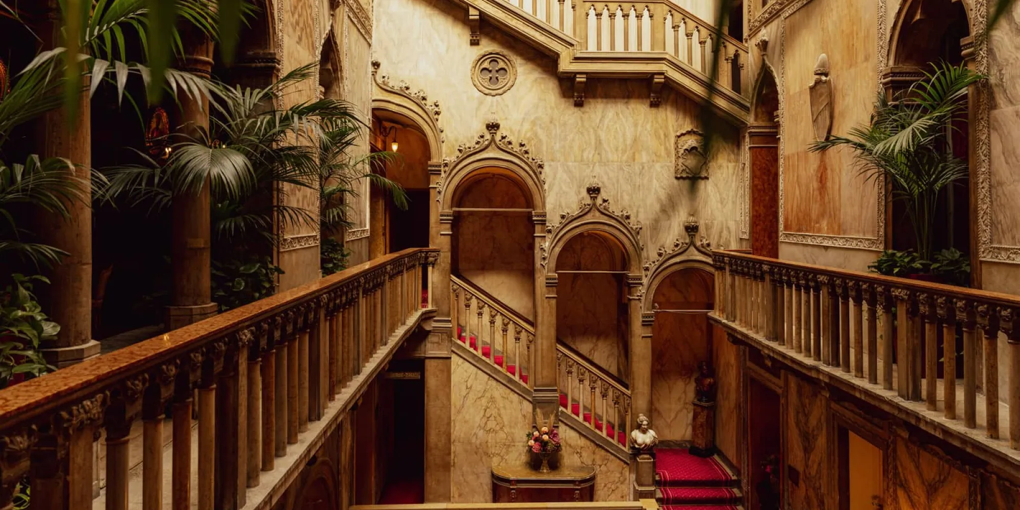 Palazzo Dandolo’s Venetian gothic architecture